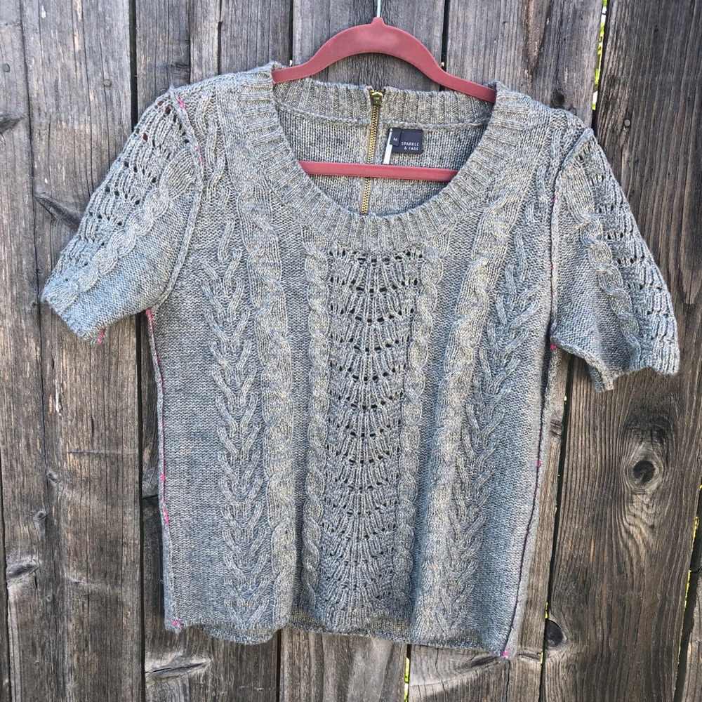 Short sleeve sweater